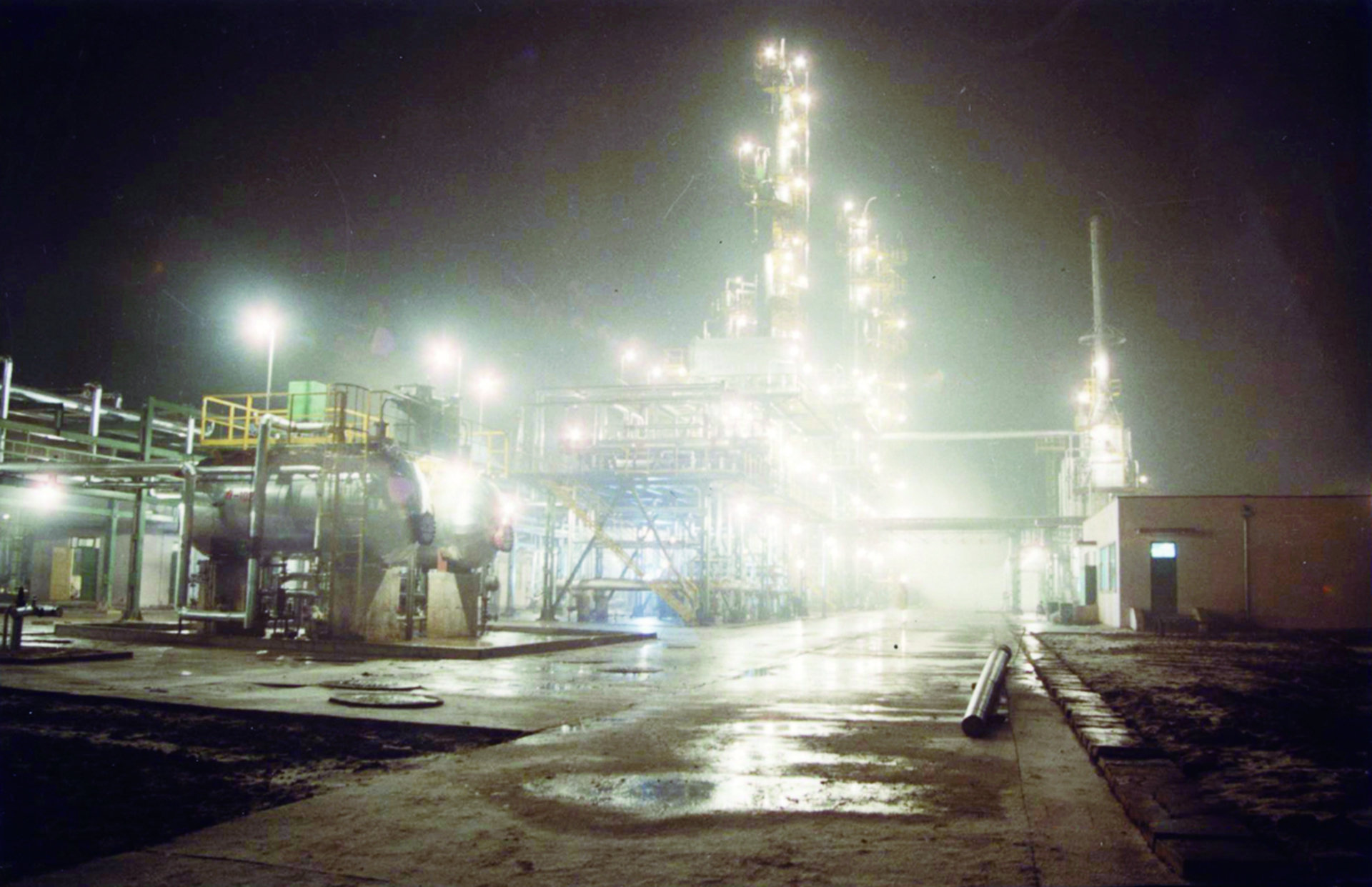 1992年12月29日，20万吨／年常减压装置投产。_副本